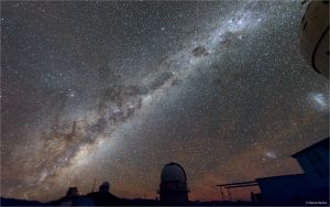 Mléčná dráha nad kopulí Dánského 1,54m dalekohledu, ESO, La Silla, Nikon D700