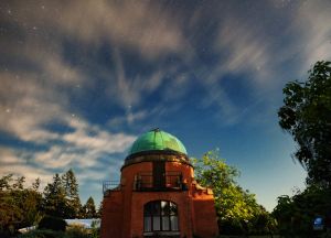 Měsícem nasvětlená historická kopule na observatoři v Ondřejově