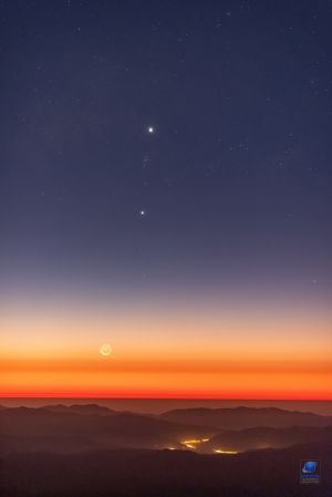 Jen 33 hodin starý Měsíc spolu s planetami Venuše a Jupiter. La Siila, Chile